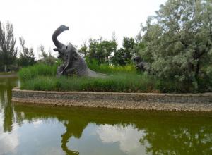 Памятник бронтозавру